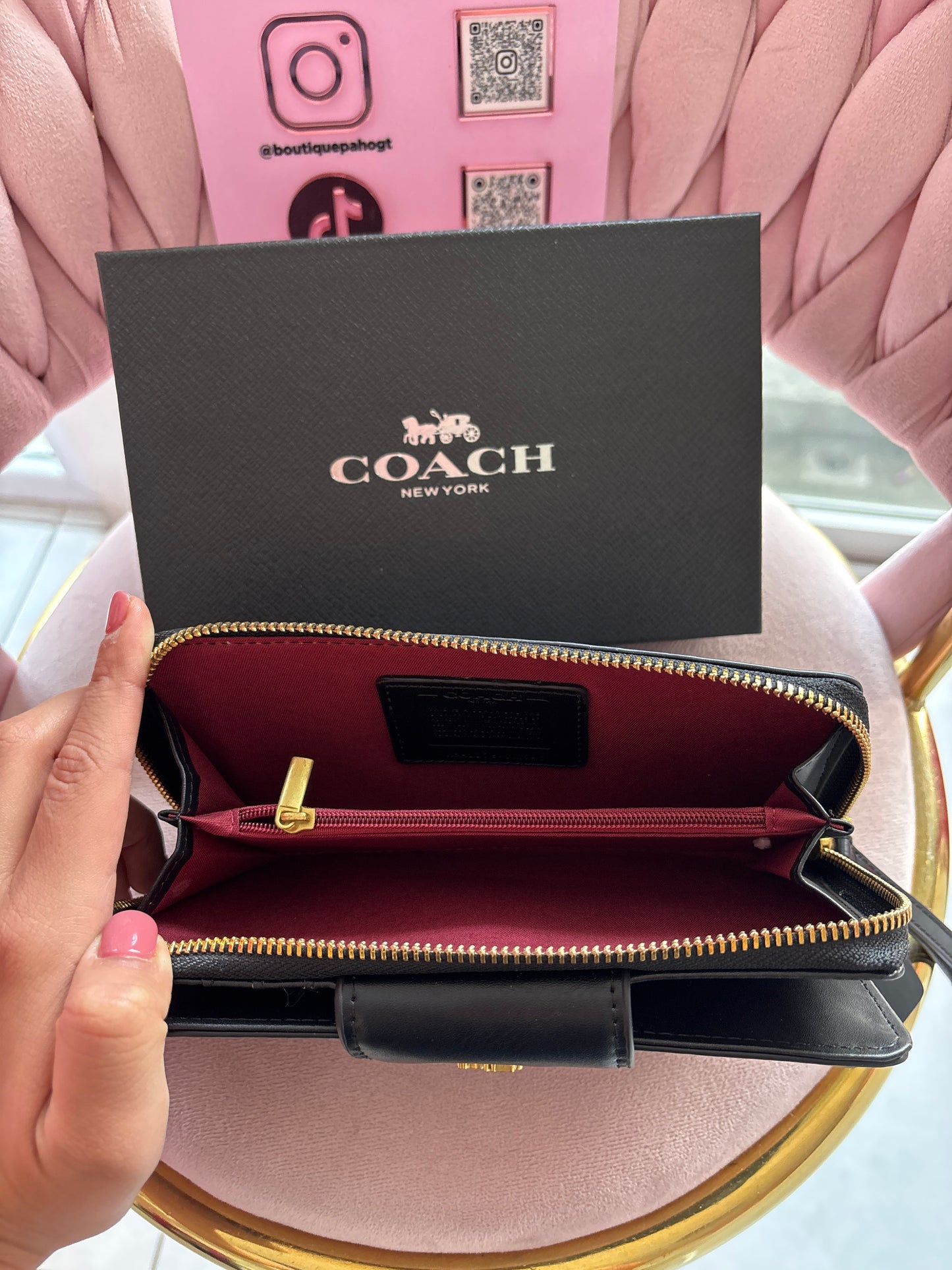 BILLETERA COACH NEGRA CON RELIEVE