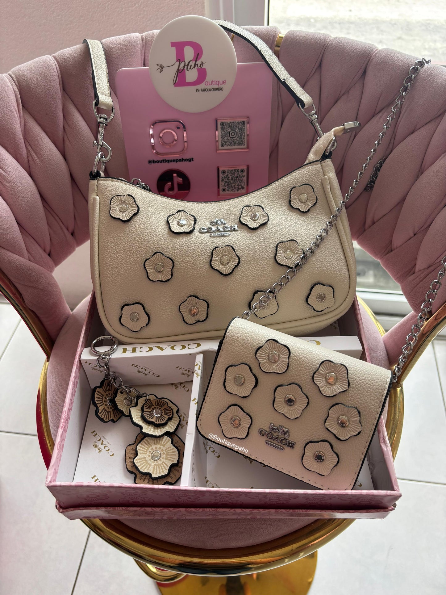 SET DE 3 PIEZAS CON FLORES BLANCO COACH DUPE