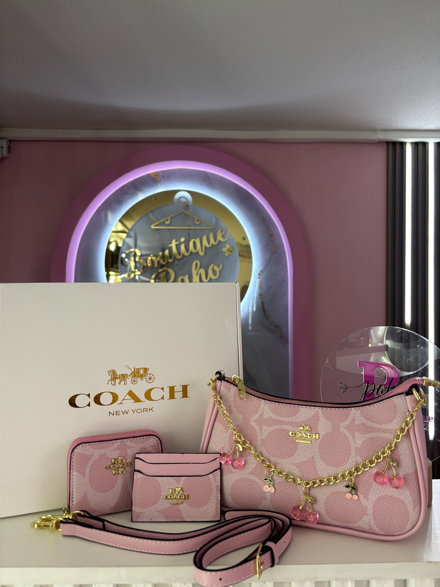 BOLSO ROSA CON CHARMS CEREZA DUPE