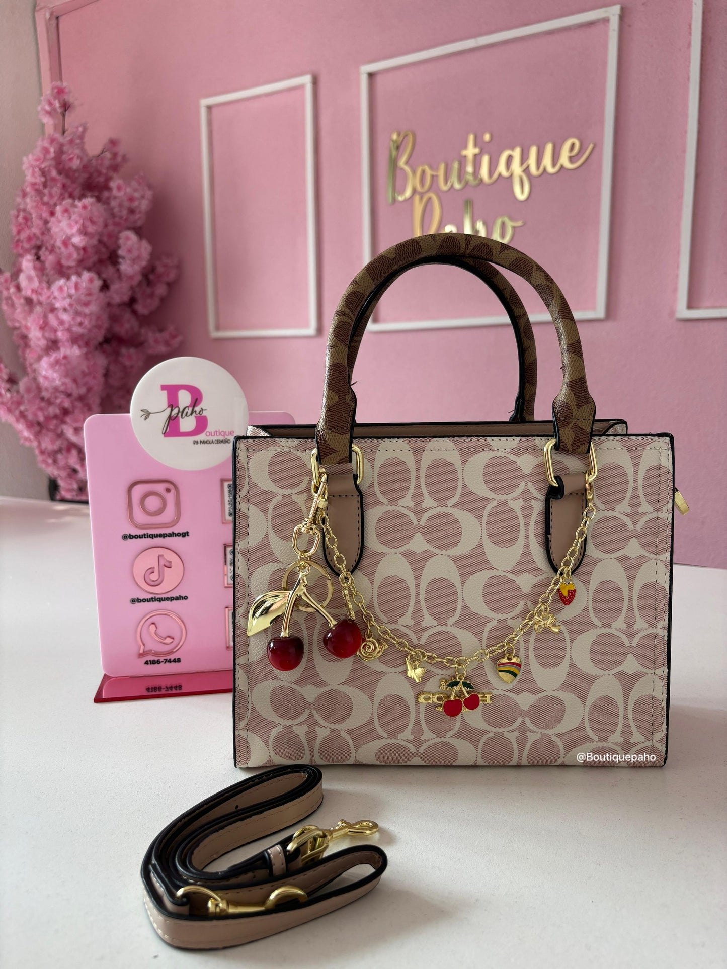 CARTERA COACH ROSA CON CHARM DE CEREZA Y CADENA