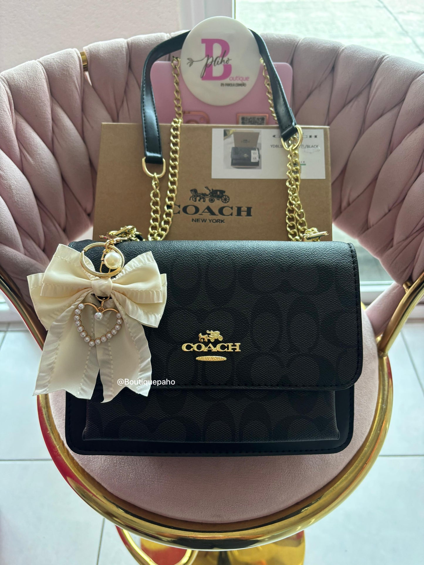 BOLSO COACH NEGRO CON MOÑO BLANCO