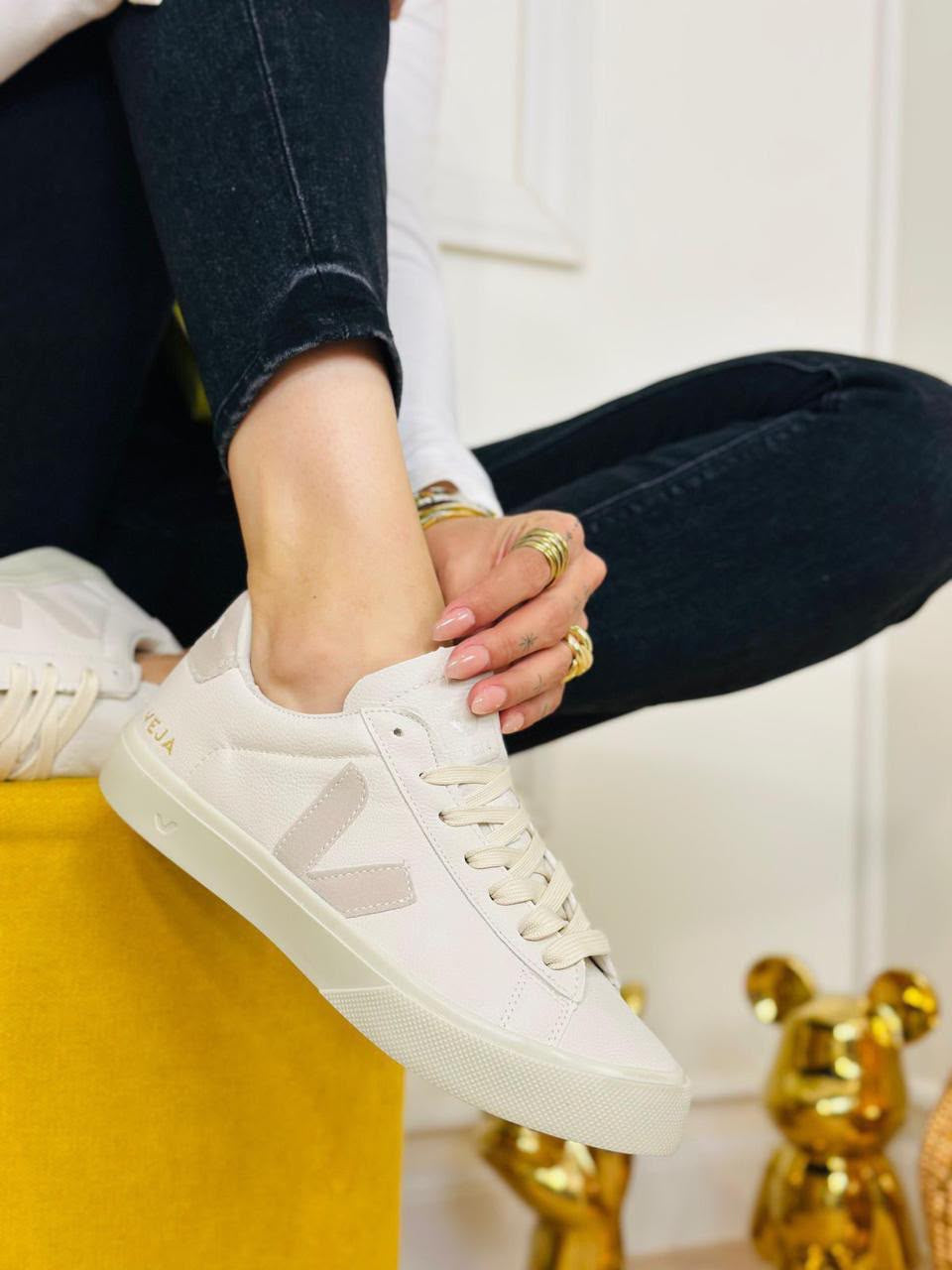 SNEAKERS VEJA BLANCO CON LILA DUPE
