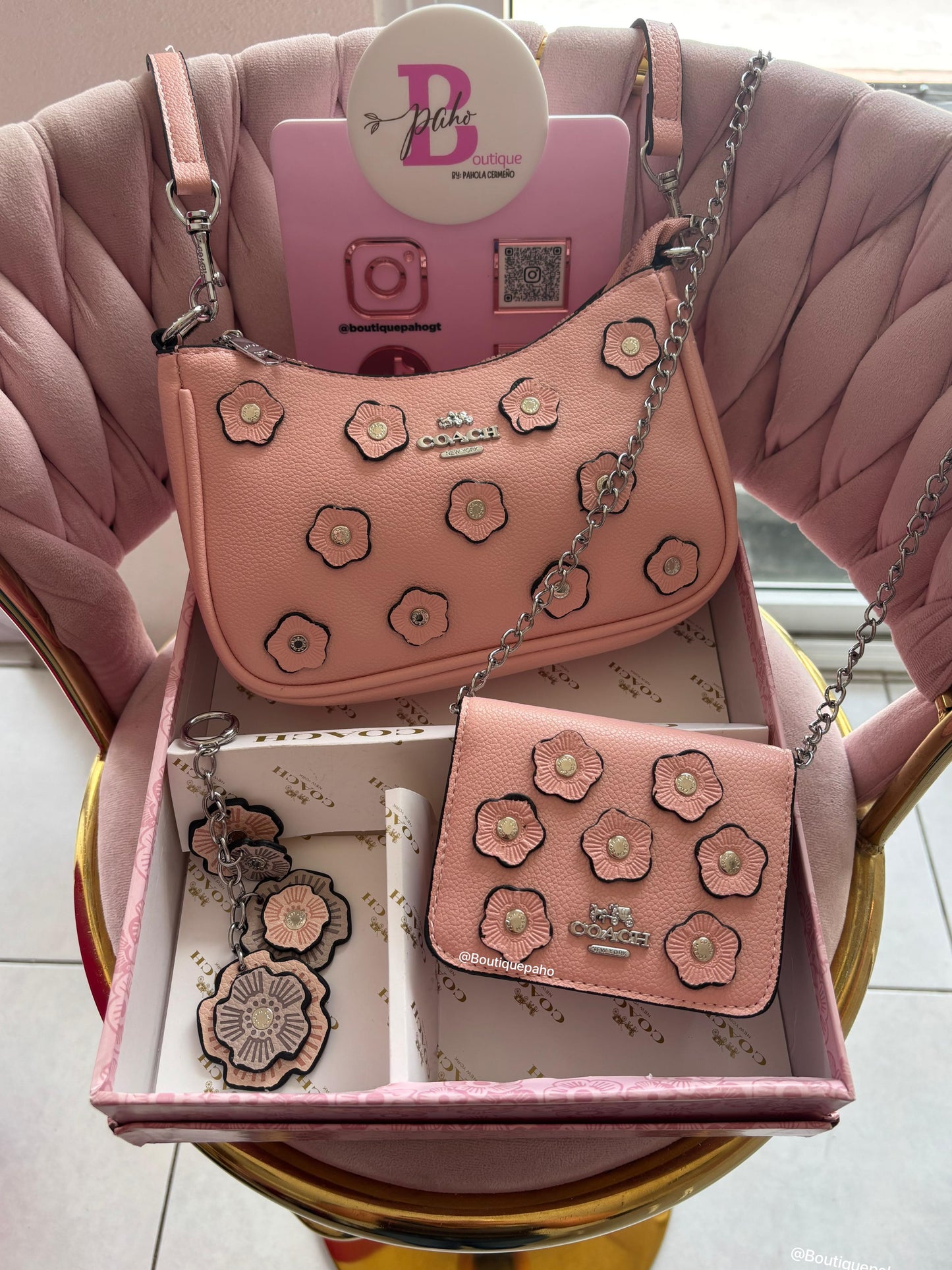 SET DE 3 PIEZAS CON FLORES ROSA COACH DUPE