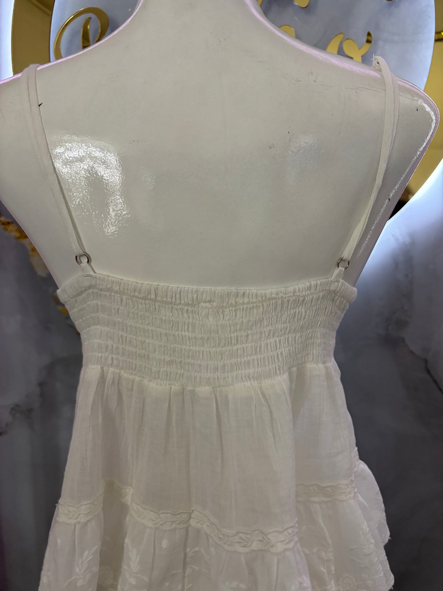 BLUSA SIN MANGAS CON DISEÑO BLANCA