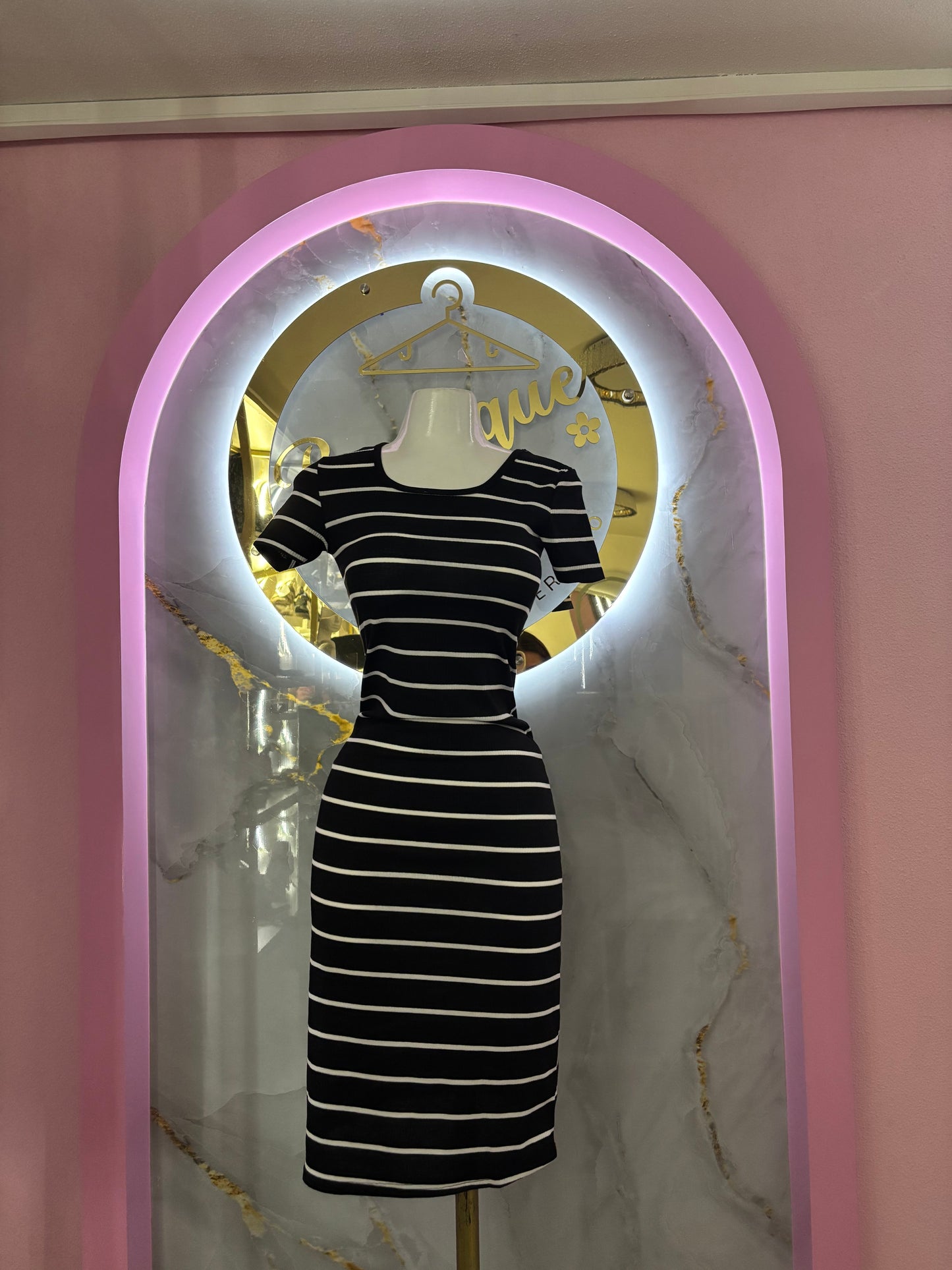 VESTIDO CASUAL COLOR NEGRO CON LÍNEAS BLANCAS