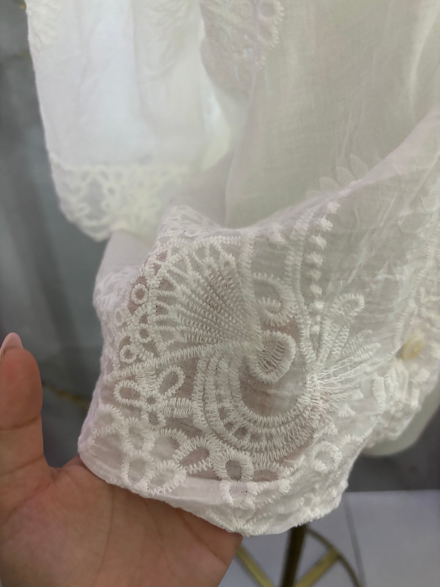 BLUSA CON DISEÑO ENCAJE BLANCA