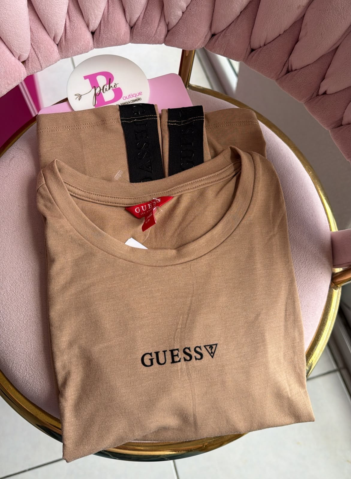 BLUSA GUESS BEIGE ORIGINAL FRANJA NEGRA COSTADOS