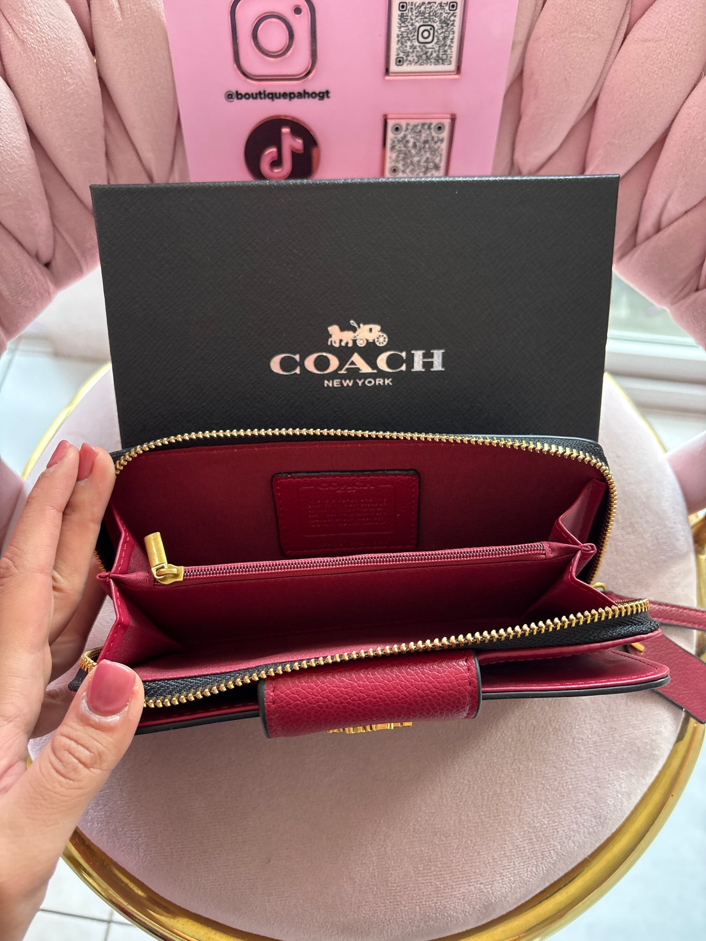 BILLETERA COACH NEGRA CON CORINTO