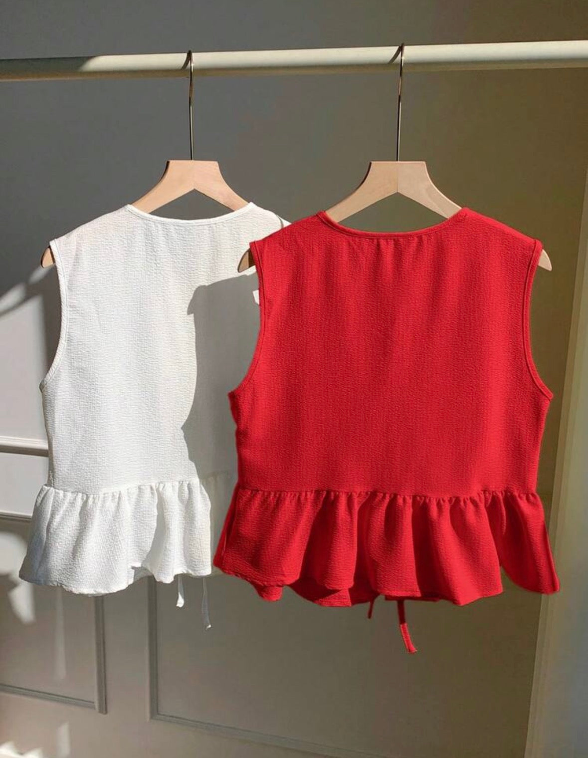 Set de 2 blusas sin mangas blanca y roja