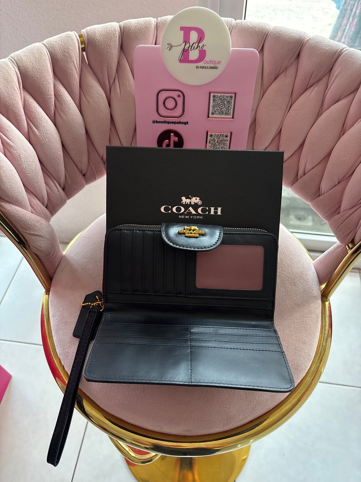 BILLETERA COACH NEGRA CON RELIEVE