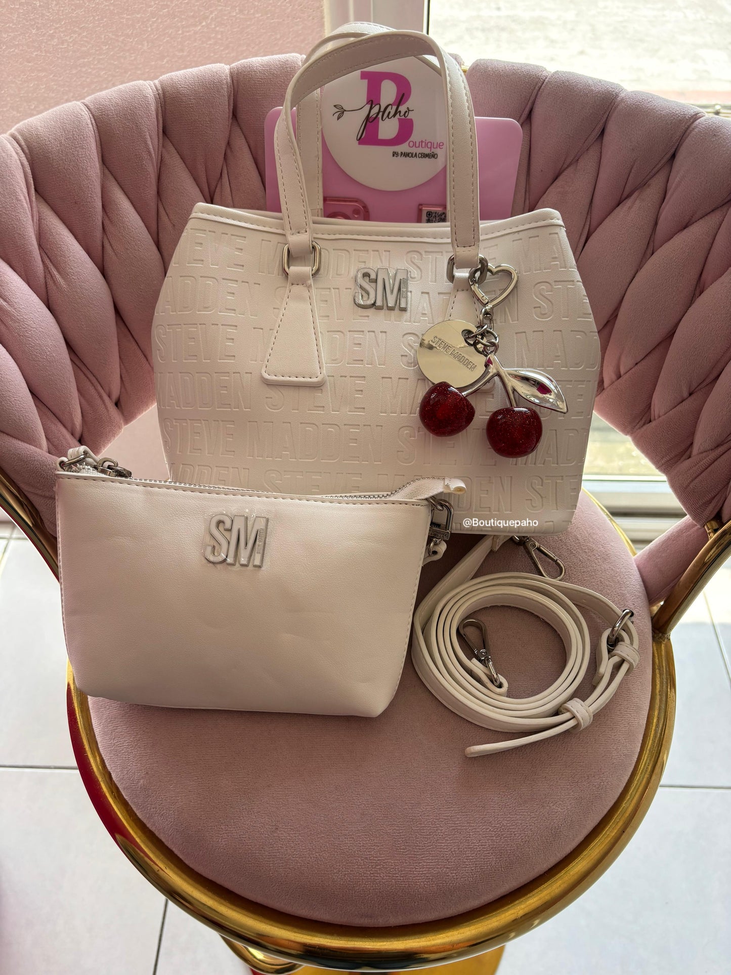 STEVE MADDEN COLOR BLANCA CON CHARM DE CEREZA Y MUÑEQUERA