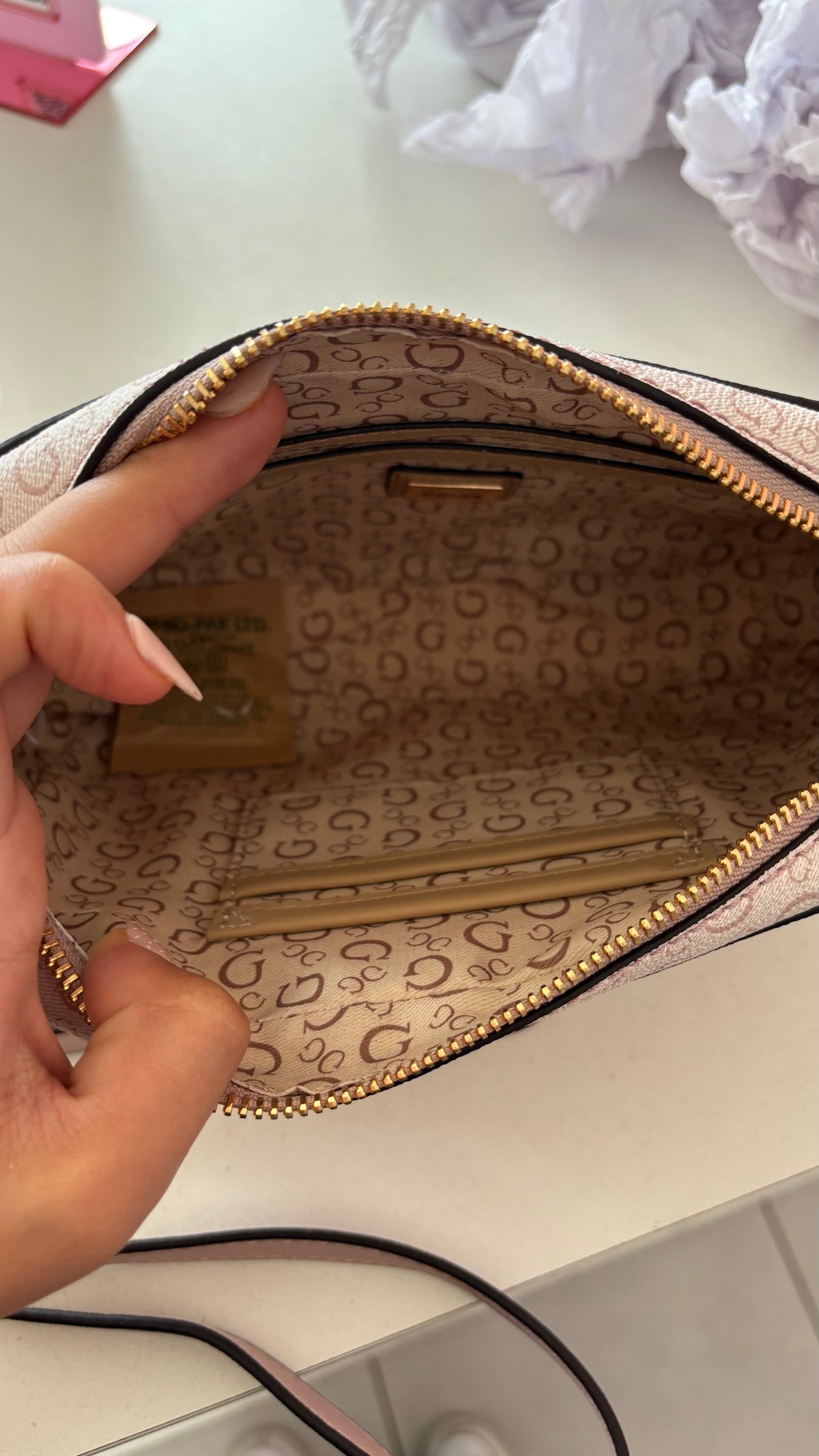BOLSO CROSSBODY GUESS ROSA CON SÍMBOLO ? ORIGINAL