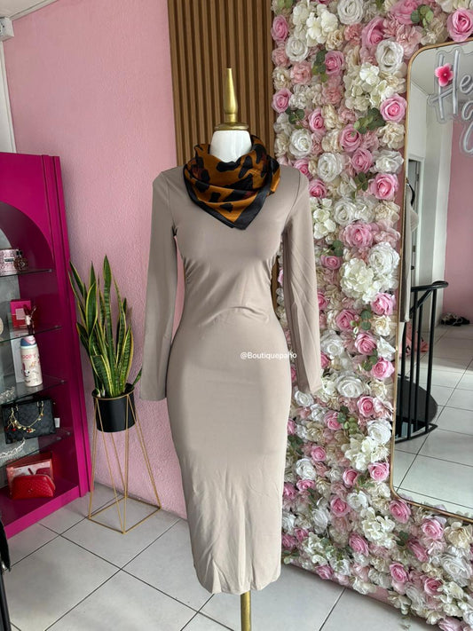 VESTIDO LARGO AJUSTADO COLOR BEIGE CON PAÑOLETA DE ANIMAL PRINT