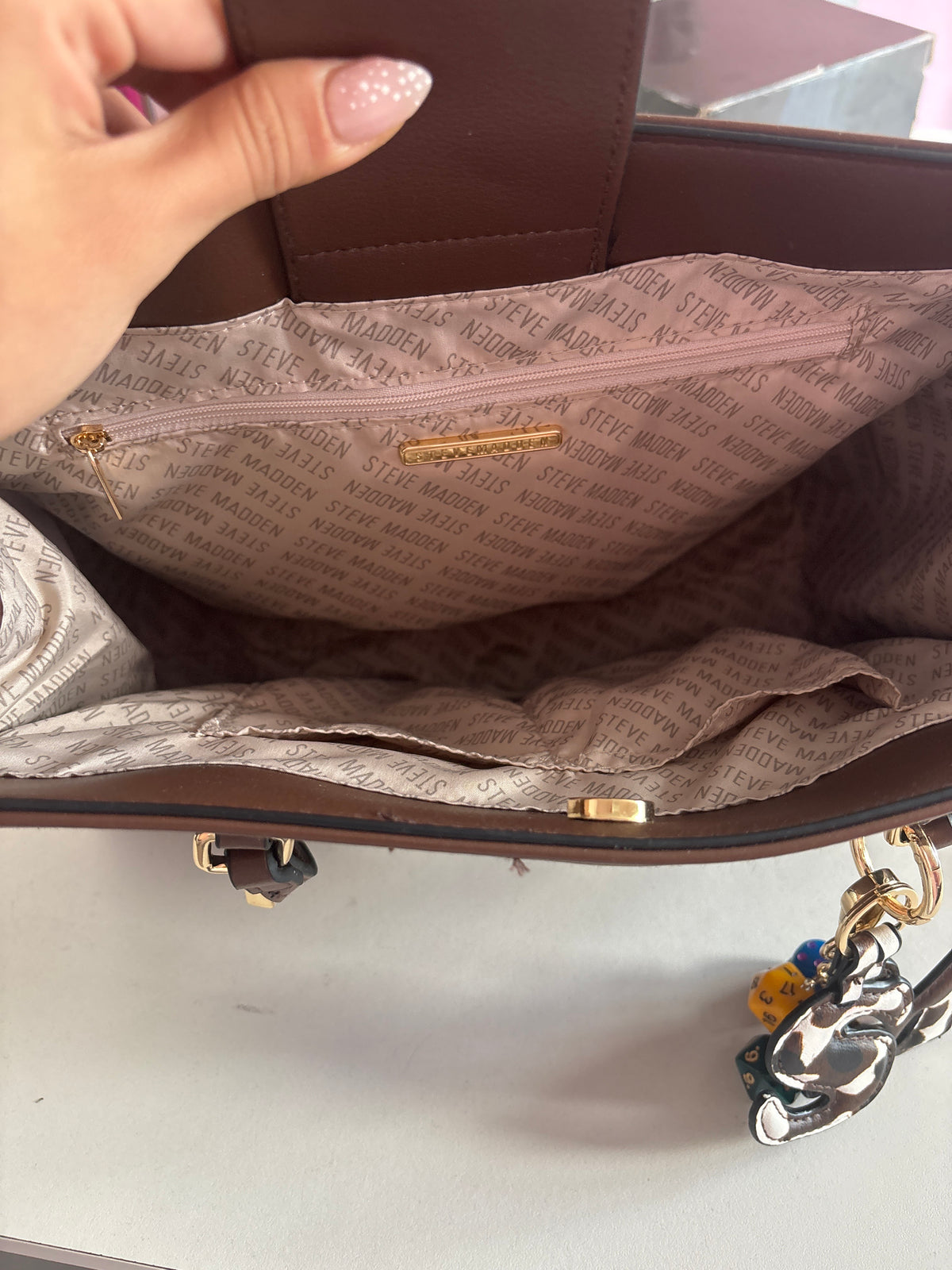 BOLSO STEVE MADDEN CAFÉ CON COLGANTES DE DADOS ORIGINAL