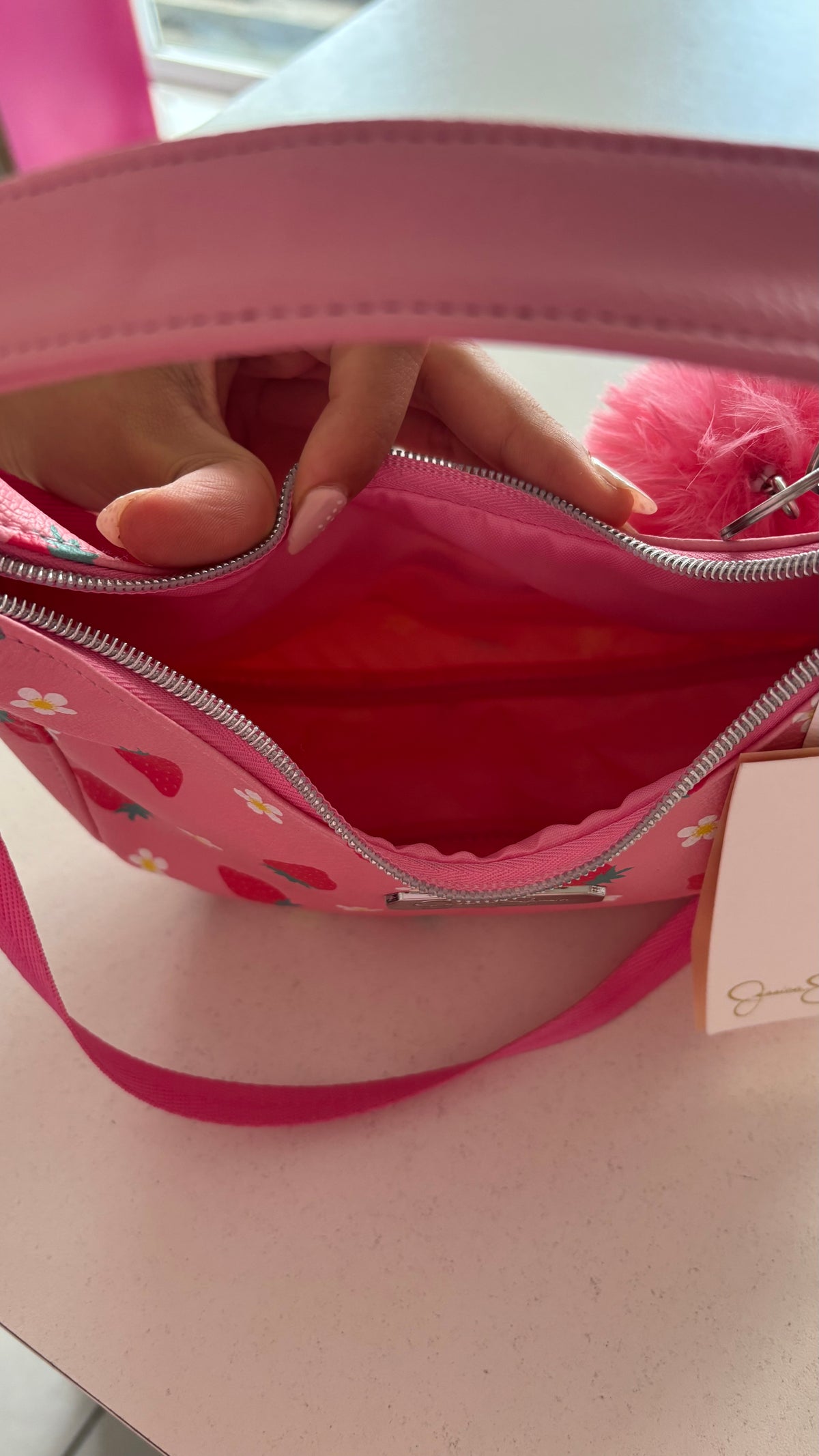 BOLSO MEDIA LUNA ROSA CON FRESAS JESSICA SIMPSON ORIGINAL