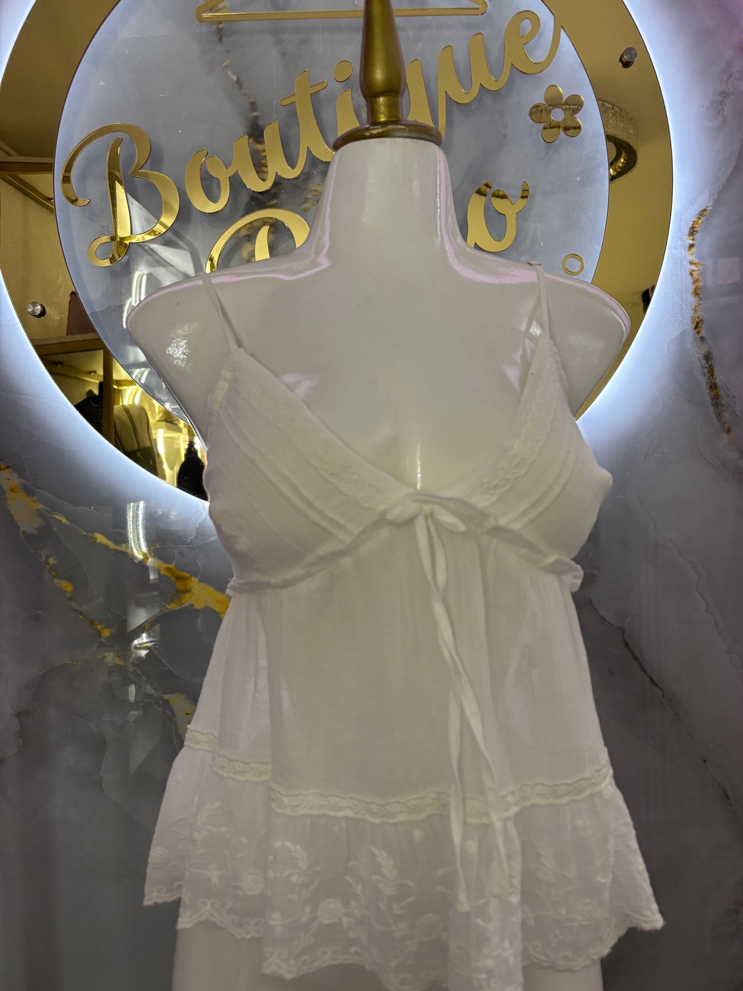BLUSA SIN MANGAS CON DISEÑO BLANCA