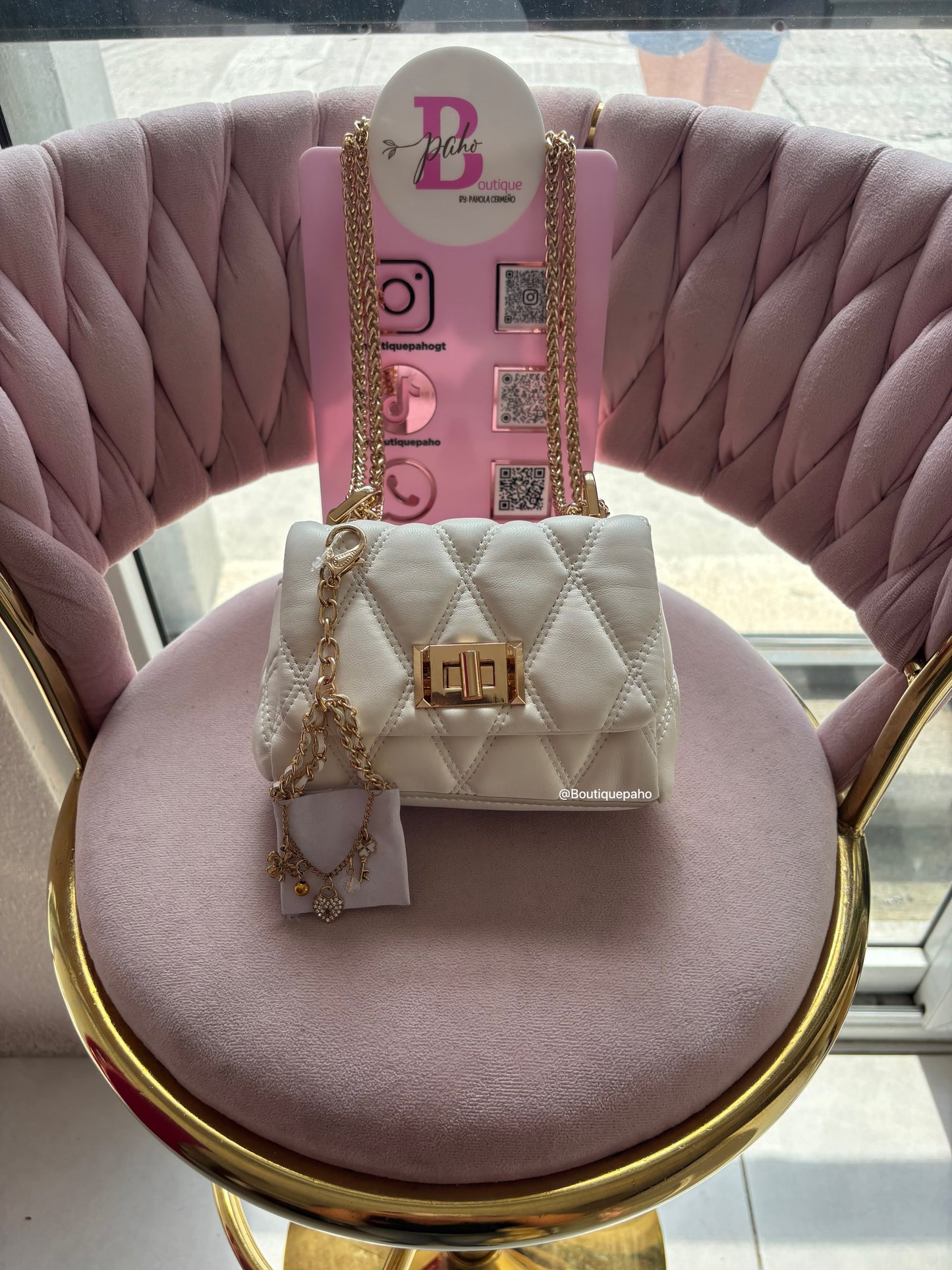 BOLSITA ALDO COLOR BLANCO CON CHARM DORADO ORIGINAL