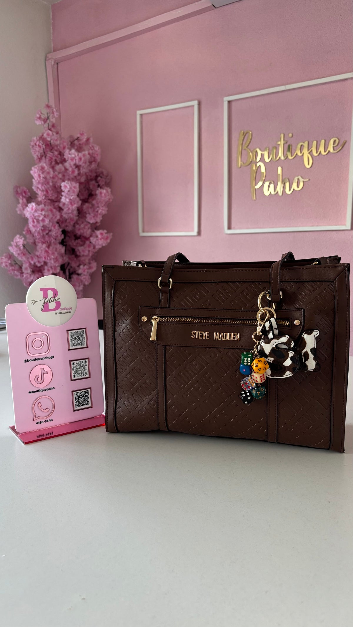 BOLSO STEVE MADDEN CAFÉ CON COLGANTES DE DADOS ORIGINAL