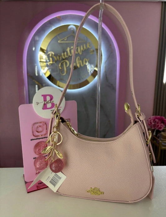 BOLSO COACH MEDIA LUNA ROSADO CON CHARM DE CEREZA ROSA