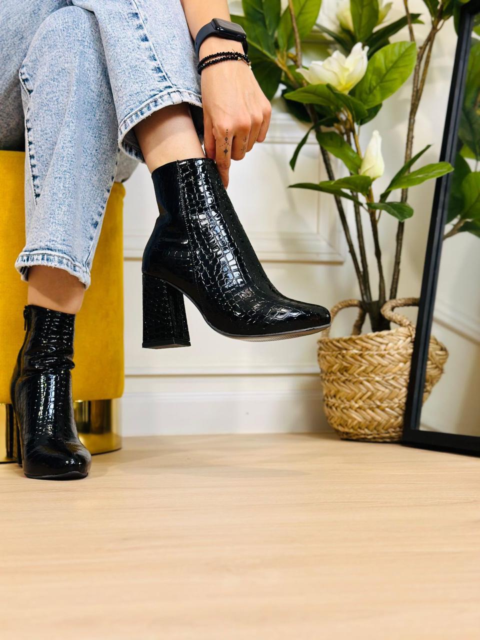 BOTAS DE CHAROL NEGRO