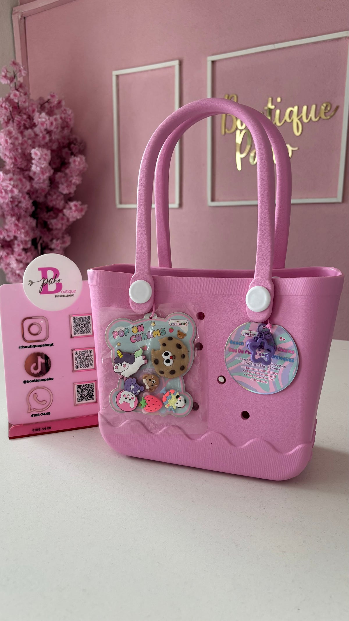 BOLSO HOT FOCUS CON PERFORACIONES Y DIJES DECORATIVOS MEDIANA ORIGINAL