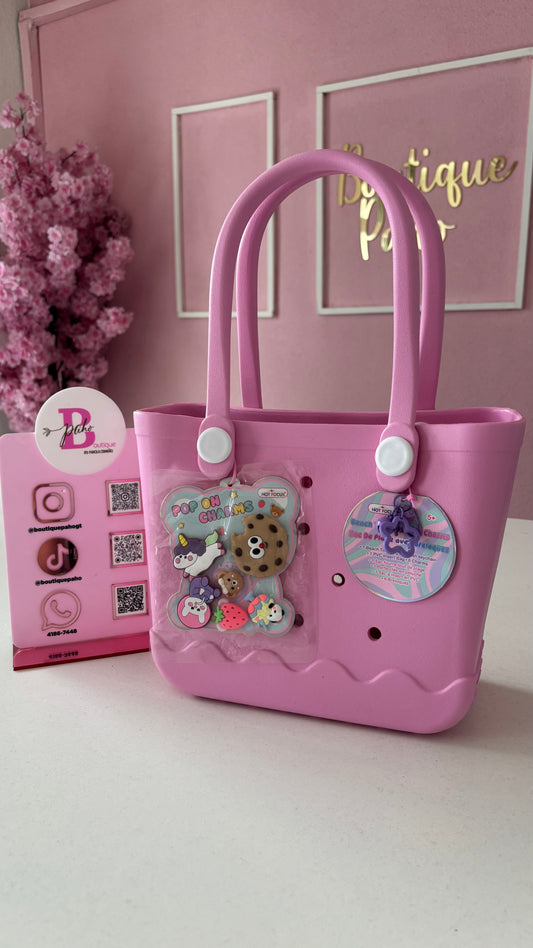 BOLSO HOT FOCUS CON PERFORACIONES Y DIJES DECORATIVOS MEDIANA ORIGINAL