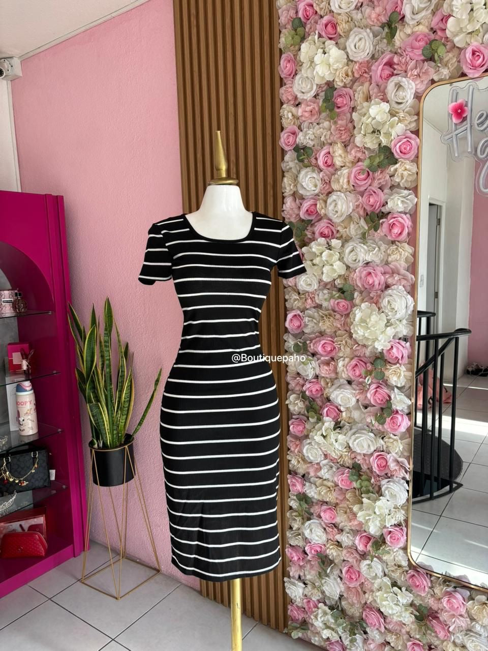 VESTIDO CASUAL COLOR NEGRO CON LÍNEAS BLANCAS