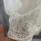 BLUSA CON DISEÑO ENCAJE BLANCA