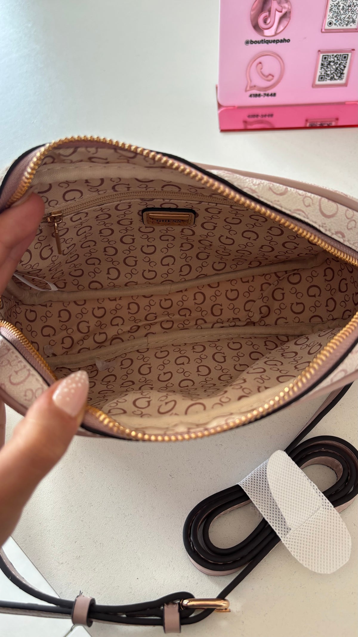 BOLSO CROSSBODY GUESS ROSA LETRAS DORADAS ORIGINAL