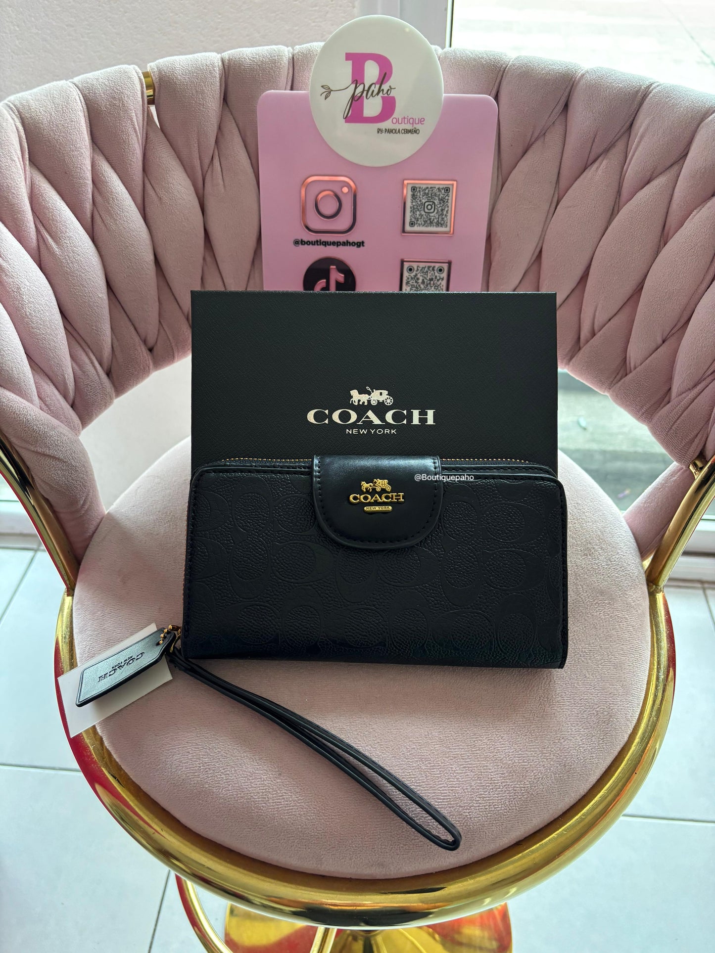 BILLETERA COACH NEGRA CON RELIEVE