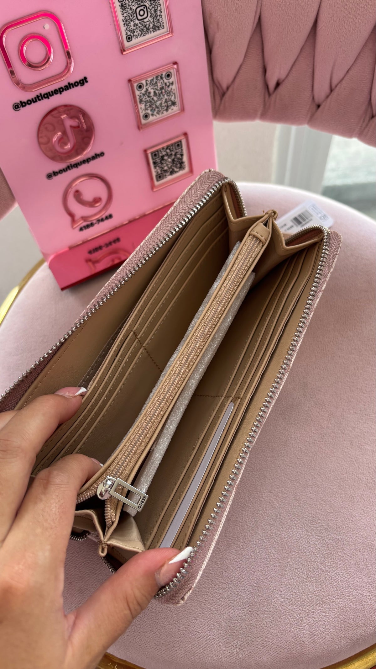 BILLETERA CON CIERRE GUESS ROSA