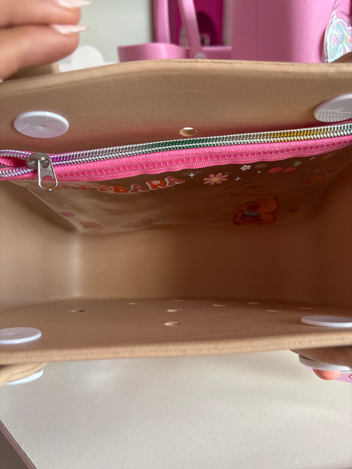 BOLSO HOT FOCUS CON PERFORACIONES Y DIJES DECORATIVOS MEDIANA CAFE ORIGINAL