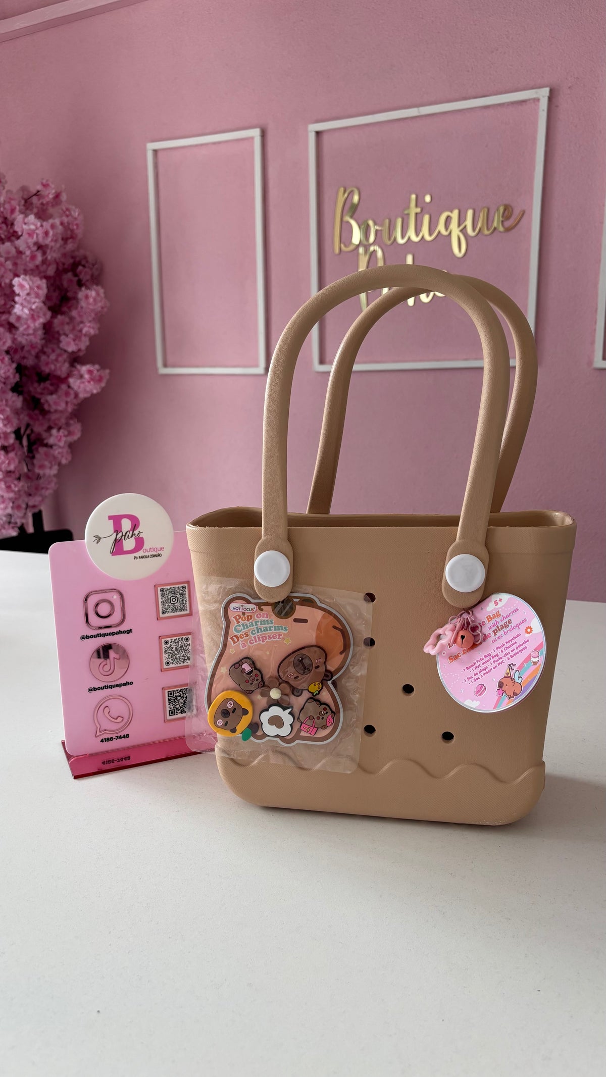 BOLSO HOT FOCUS CON PERFORACIONES Y DIJES DECORATIVOS MEDIANA CAFE ORIGINAL