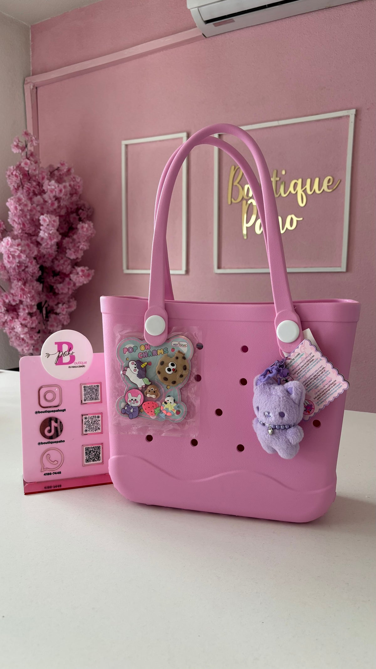 BOLSO HOT FOCUS CON PERFORACIONES Y DIJES DECORATIVOS GRANDE ORIGINAL
