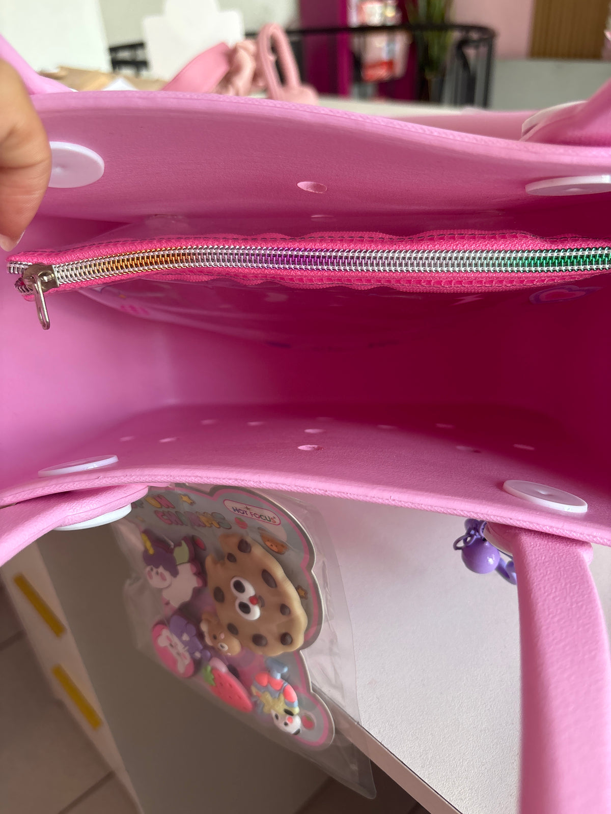 BOLSO HOT FOCUS CON PERFORACIONES Y DIJES DECORATIVOS MEDIANA ORIGINAL