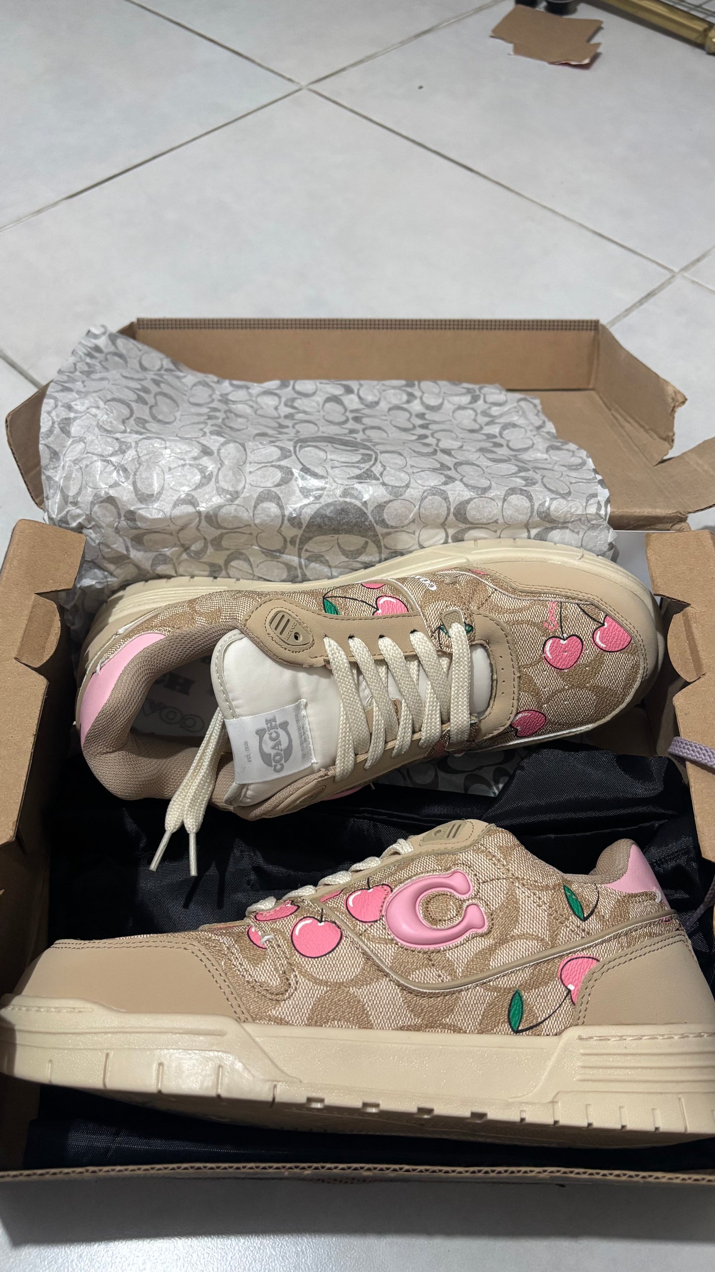 TENIS COACH CEREZAS ROSA DUPE