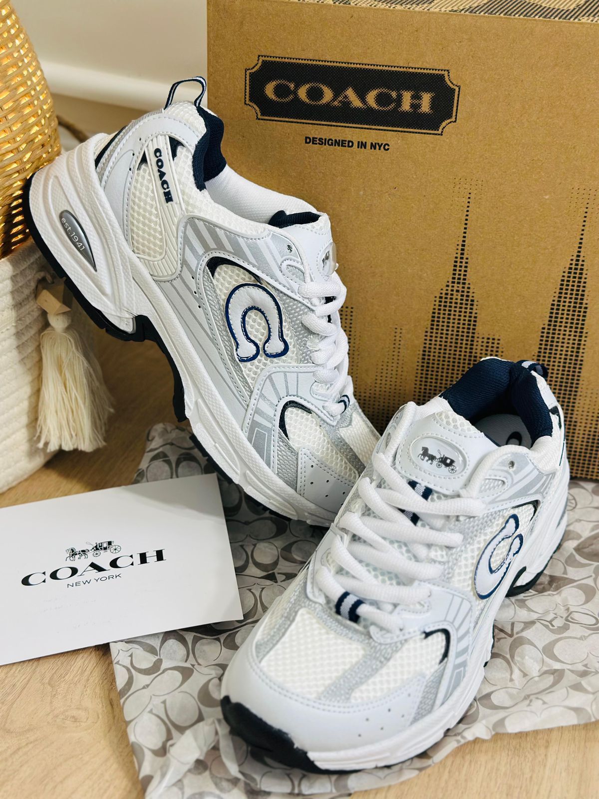 TENIS COACH BLANCO PLATA MARINO DUPE